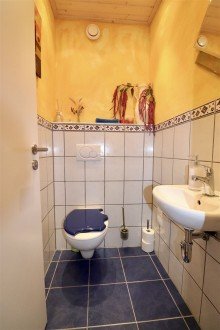 G�ste WC Ein Doppelhaush�lfte mit viel Platz und Charisma in Neuhengstett zu verkaufen!