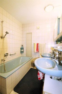 Badezimmer OG Traumhaus zum Kauf! Reihenmittelhaus mit Garten und Terrasse in Sch�naich zu verkaufen.