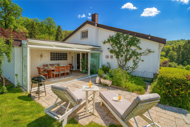 Aussenansicht Wintergarten Uhingen Einfamilienhaus Exklusive Familienresidenz mit Innenpool, Sauna & separater Einliegerwohnung