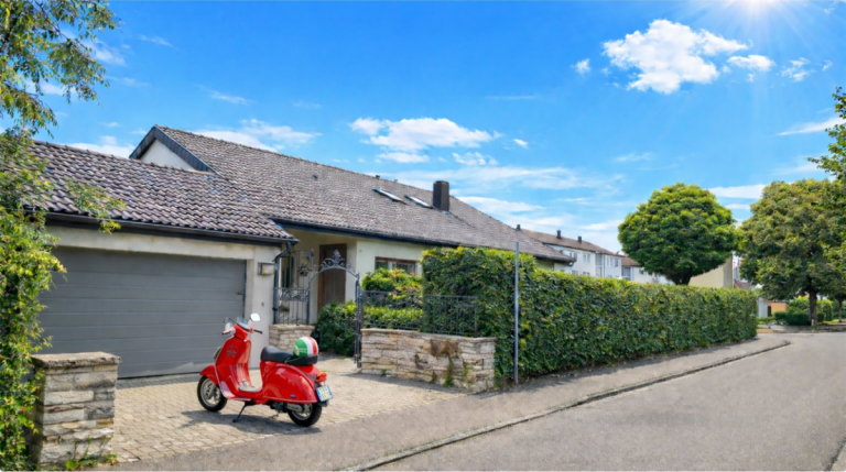 Hausansicht_Eingang Holzgerlingen Einfamilienhaus Attraktives Einfamilienhaus in bevorzugter Lage von Holzgerlingen - gro�z�gig wohnen im Gr�nen